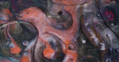 Parıltılı boya. Canlı kabarcıklar. Odaklanmamış turuncu, kırmızı, yağlı su soyut akrilik arka planda yüzüyor..