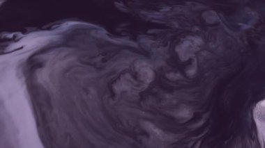 Boya dalgası. Sıvı sıçraması. Soyut akrilik sanat arka planına yayılan mor beyaz parıltılı sıvı pigment dokusu.