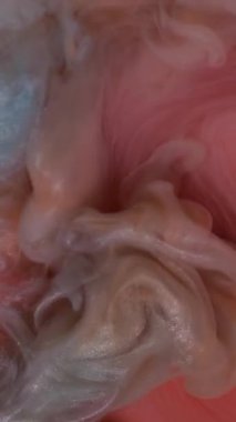 Dikey video. Sis dokusu. Mürekkep suyu. Odaklanmamış pembe mor renkli duman sıvı dalga sıvısı soyut arkaplanda parlak dumanı harmanlıyor.