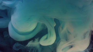 Kırık ampul. Buhar mavisi boya. Odaklanamayan renk sıvısı duman bulutu kırılan camları soyut koyu siyah arka planda dolduruyor..