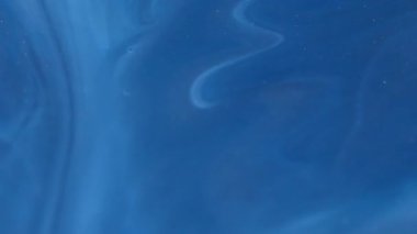 Islak sim. Mürekkep karışımı. Mavi beyaz parıldayan emülsiyon çözünmüş diş minesi akışı karışımı rengi. Sanat akrilik pigment bulanık arkaplan.