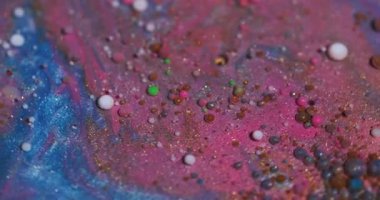 Mürekkep kabarcıkları. Yağ dokusu. Odaklanmamış pembe mavi renk akrilik akışkan sıvı yuvarlak akış soyut canlı arka planda yüzer.