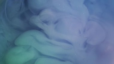 Boya dalgası. Sis sanatı. Odaklanmamış mavi mor parlak sıvı simli doku soyut akrilik sualtı arka planına yayılıyor..