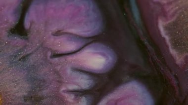 Bulanık akrilik dalga. Parlak boya dokusu. Odaklanmamış pembe altın renkli baloncuk ıslak pigment serpintisi soyut arkaplanda akıyor.