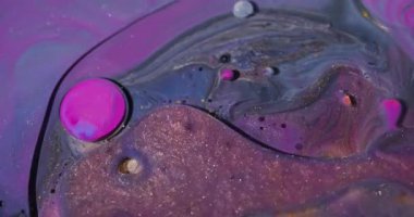 Yağlı boya. Parıldayan baloncuklar. Odaklanmamış pembe turuncu renkli damlacık. Soyut sanat arka planında yüzen akrilik su..