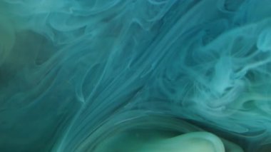 Sis sıçraması. Renkli suluboya. Mavi turkuaz sarı girdaplı gizemli dere. Boya karışımı sanat bulanıklığı soyut arkaplan dalgası.