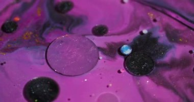 Yağ karışımı. Kabarcık akıntısı. Soyut akrilik sanat arka planına odaklanmış pembe mavi renkli boya damlası yuvarlak sıvı..