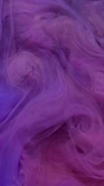 Dikey video. Duman akışı. Soyut mürekkep. Odaklanmamış mor pembe renkli duman ıslak doku sanat arka planında akrilik sıvı karışımı.