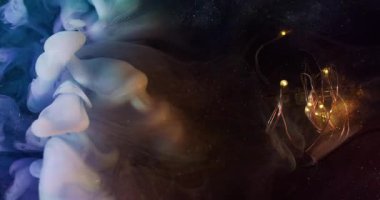Duman patlaması. Sanat sisi. Kırık cam ampul parlayan parlak çelenk soyut köpüklü su. Mavi gri duman harmanı renk mürekkebi siyah arkaplan.