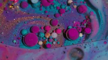 Fizzy kabarcığı. Sıvı arka plan. Mermer yağlı su yuvarlak desenli mor pembe mürekkep yaratıcı sanat soyutlamasına akıyor..