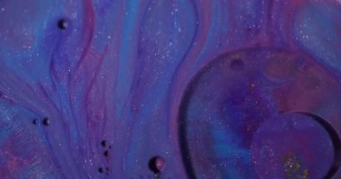 Boya dökülmüş. Köpük sıvısı. Odaklanmamış mor renk damlası parıltılı yağ sıvısı soyut sanat arka planında yüzüyor..