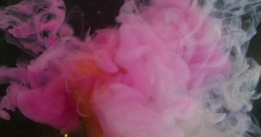 Duman patlaması. Sanat sisi. Kırık cam ampul parlayan parlak çelenk soyut köpüklü su. Siyah arkaplanda pembe beyaz duman harmanı renk mürekkebi.