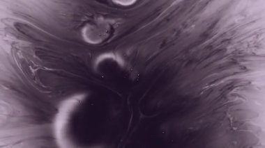 Boya damlası. Dökülen su. Odaklanamayan mor beyaz renk akrilik arka plana dökülen kimyasal emülsiyon yuvarlak doku.