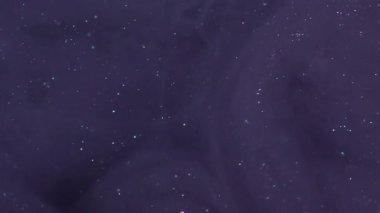 Kara buhar. Kozmik akış. Violet ışıldayan pigment spirali suda çözünür. Parıldayan soyut mürekkep karışımı gece rengi bulanık arkaplan.