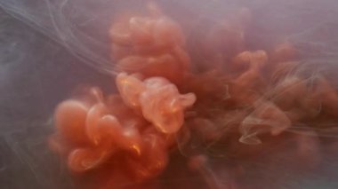 Bulut sisi. Sıçrama sanatı. Odaklanmamış turuncu mavi renkli parlak mürekkep dokusu soyut yaratıcı arka planda yüzen parlak sıvı..