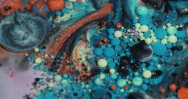 Renkli baloncuklar. Yağ sıvısı. Odaklanmamış mavi turuncu mürekkep simleri akrilik su parlak yuvarlak doku soyut sanat arka planında yüzüyor..