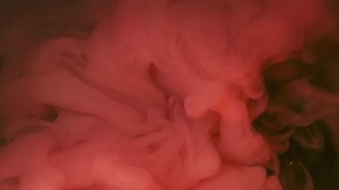 Mürekkep dalgası. Arkaplanı boya. Odaklanmamış kırmızı renk parıltılı sıvı koyu siyah yaratıcı sanat soyutlamasına yayılıyor..