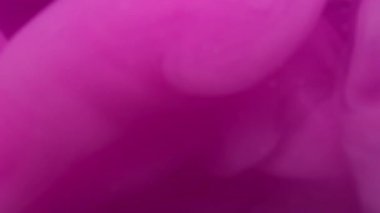 Duman akışı. Pigment karışımı. Pembe mor boya karışımı bulut. Parlak dalga boyası patlama sıvısı, arkaplan bulanık dokusu.