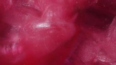 Haze girdabı. Köpüklü sıvı. Beyaz parlak boya akışı. Sanat sisi bulanık kırmızı parlak renkli su fantezi arkaplanı.