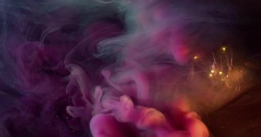 Haze akışı bulanık. Duman damlası. Camdaki parlak çelenge renkli bir buhar dökülmüş. Pembe gri duman boyası, parlak, soyut, koyu arkaplanda kıvrılıyor..