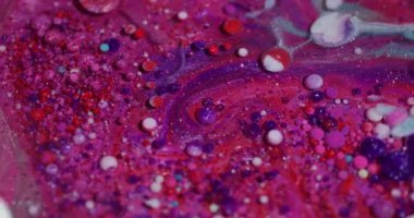 Yağ arka planı. Boya baloncukları. Odaklanmamış kırmızı pembe renk mürekkep mermer parıltılı su yuvarlak karışım dokusu akrilik sanat soyutlaması üzerine akıyor.