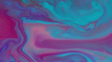 Boya sıvısı karışımı. Mermer dokusu. Soyut akrilik arkaplana yayılan sönük pembe mavi renkli simli su emülsiyonu.