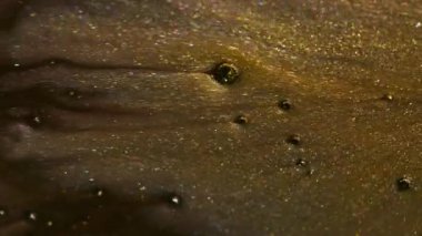 Shimmer döküldü. Suyu boya. Soyut sanat arkaplanda yüzen sarı, mor renkli baloncuk yağı akrilik sıvısı.