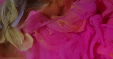 Boya karışımı. Renk sisi dokusu. Odaklanamayan pembe mavi ışıltılı parlayan bulut buharı soyut sanat arkaplanına yayılıyor.