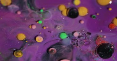Köpüklü köpükler. Arkaplanı boya. Bulanık mor yeşil renk, parlak su. Sabunlu yağ dokusu akrilik sanat soyutlamasında akıyor..