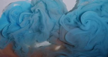 Mürekkep suyu. Sis dalgası. Odaklanmamış mavi turuncu renkli sıvı simli bulut parçacıkları soyut beyaz sanat arka planına yayılan parlayan buhar..