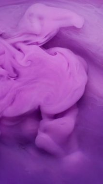 Dikey video. Boya parçacıkları. Mürekkep akışı. Soyut arkaplanda uçuşan mor mavi renkli sıvı pigment su akrilik dokusu.