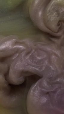 Dikey video. Parlak bir geçmişi var. Soyut boya. Akrilik su sim dumanında çözünmüş mor renk pigmenti sanata sıçrar.