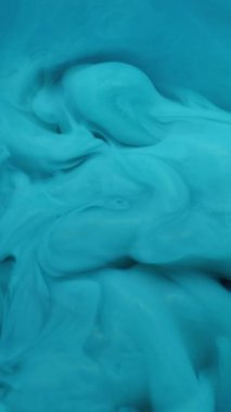 Dikey video. Duman boyası. Fış sanatı. Soyut ıslak arka planda büyüyen akrilik su karışımı sis bulutundaki çözünmüş mavi cyan renk sıvı dokusu.