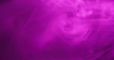 Mor duman. Neon mürekkep sıçraması. Bulanık renkli sisli doku akrilik su pigmenti soyut sualtı sanat arka planına yayılıyor.