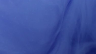 Sis boyası. Buhar akışı. Mavi mor pigment sis sarmalı suda çözünür. Sanat soyut kıvrımlı mürekkep harmanı renk bulanıklığı arkaplanı.