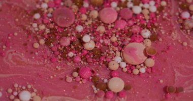 Renkli baloncuklar. Yağ sıvısı. Odaklanmamış pembe turuncu mürekkep simleri akrilik su parlak yuvarlak doku soyut sanat arka planında yüzüyor..