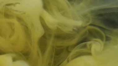 Bulut karışımı. Boyayla boyanmış. Beyaz sarı sıvı boya akışı. Sanat dumanı dalgası soyut bulanık siyah arkaplan karıştırma pigmenti.