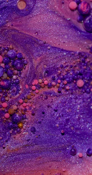 Yağ arka planı. Boya baloncukları. Odaklanmamış mavi pembe renk mürekkep mermer parıltılı su yuvarlak karışım dokusu akrilik sanat soyutlaması üzerine akıyor.