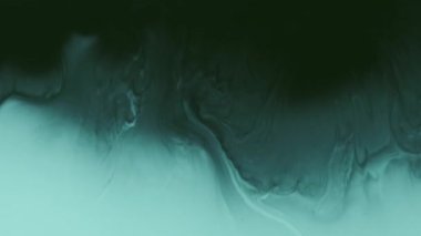 Boya sıçraması. Sıvı dökülmesi. Odaklanmamış mavi renk kimyasal doku pigment ıslak damla soyut yaratıcı koyu siyah arkaplan üzerine yayılıyor.