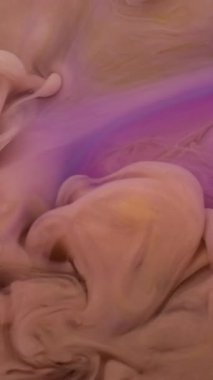 Dikey video. Dalga mürekkebi. Sıvı doku. Odaklanamayan sarı mor renkli su tanecikleri soyut sanat akrilik zemininde akan buhar sıvısı.