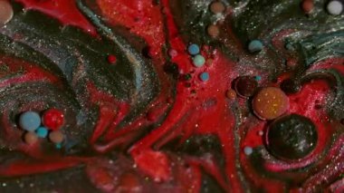 Parlak emülsiyon. Sıvı arka plan. Yaratıcı koyu siyah soyutlama üzerinde yüzen parlak yağlı su yuvarlak dokusunda çözünmüş mavi kırmızı mürekkep.