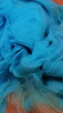 Dikey video. Renk buharı. Bulut mürekkebi. Odaklanmamış turuncu beyaz duman sıvı egzoz kimyasal doku dalgası soyut arka plan üzerinde.