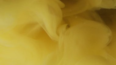 Sis sıvısı. Boyayla boyanmış. Sarı sıvı boya akışı. Sanat buhar dalgası soyut bulanık, siyah altın parıltılı arkaplan.