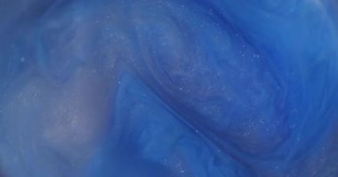 Parıldayan sanat. Mavi boya bulutu. Silinmiş gümüş rengi ışıldıyor akrilik parlak girdap sıvısı soyut yaratıcı bokeh arka planına yayılıyor.