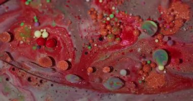 Mürekkep kabarcıkları. Yağlı su dokusu. Odaklanmamış turuncu pembe renk akrilik yuvarlak sıvı simler soyut ve canlı arkaplanda yüzüyor..