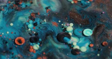 Yağ arka planı. Boya baloncukları. Odaklanmamış turuncu mavi renk mürekkep mermer su yuvarlak sim dokusu akrilik sanat soyutlaması üzerine akıyor.