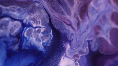 Parıltı karışımı. Soyut sanat. Dalgalı suda bulanık mavi renk boya akrilik ıslak sıvı doku yaratıcı arka planda akıyor.