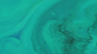 Karışık renk. Enamel sıvısı. Odaklanmamış mavi akarsu, sıvı koyu siyah ıslak lekeler soyut akrilik sanat arka planına yayılıyor..