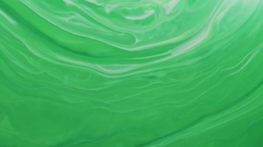 Mürekkep damlası. Sıvı karışımı. Soyut sanat akrilik yaratıcı arka planda çözünmüş yeşil renkli su sıçraması ışıltılı doku kimyası.