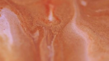 Mürekkep lekeleri. Parıldayan sıvı karışımı. Bulanık sarı, altın sarısı, parlak yağ rengi, sıvı akışı soyut sanat arka planına yayılıyor..